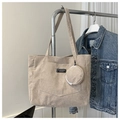 Detalle del bolso tote de pana beige con bolsillo frontal y logo de Fashion Instinct - Caqui