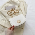 Elegante witte gewatteerde schelptas met gouden ketting en metallic radiale sluiting - Wit