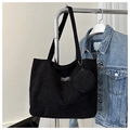 Detalle del bolso tote de pana negra con parche FASHION y monedero a juego - Negro