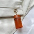Mini ciondolo per borsa cilindrico arancione glitterato con portachiavi d'oro - Arancione