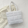 Borsa tote trapuntata bianca minimalista con manici imbottiti e finitura in nylon - Bianco