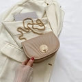 Beige zadeltas met schelpplooien, gouden metalen sluiting en een elegante ketting - Khaki