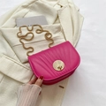 Magenta crossbodytas met gewatteerde textuur en gouden schelpsluiting ketting - rozenroze