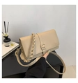 Detalle de bolso bandolera beige con asa trenzada y cierre de hebilla cuadrada - Caqui
