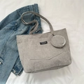 Elegante bolso tote de pana gris medio con monedero redondo y etiqueta de moda chic - Gris