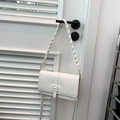 Borsa a tracolla bianca minimalista con manico intrecciato e fibbia quadrata chic - Bianco