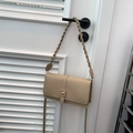 Elegante borsa a tracolla beige con manico intrecciato e fibbia su una maniglia - Cachi