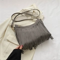 Bolso bandolera gris con flecos en ante sintético estilo bohemio retro y detalles en oro - Gris