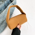 Braune Cord-Handtasche mit Struktur und breitem Griff für einen stylischen Casual-Look - Braun