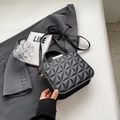 Sac bandoulière matelassé noir chic avec ferrures dorées et poignée supérieure - Noir