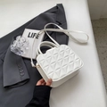 Witte gewatteerde handtas met gouden metalen details en een afneembare schouderriem - Off-wit
