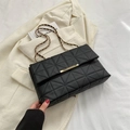 Elegante borsa a tracolla trapuntata nera con catena dorata e chiusura metallica - Nero