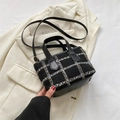 Sac seau rétro en tweed noir avec motifs à carreaux bleus et bandoulière en cuir - Noir