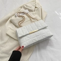 Borsa a tracolla trapuntata bianca con catena dorata su un blazer elegante - Bianco