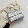 Borsa a tracolla trapuntata argento con design geometrico e catena in metallo - Argento