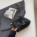 Schwarze Wolkentasche aus Litschi-Leder mit schwarz-goldener Kette auf grauem Sakko - Ohne Anhänger / Schwarz