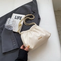 Cremeweiße Leder-Eimertasche mit goldener Kette und Kordelzug-Verschluss - Ohne Anhänger / Gebrochenes Weiß