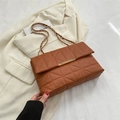 Borsa a tracolla trapuntata marrone caramello con catena dorata e motivo geometrico - Marrone