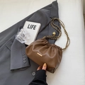 Dunkelbraune Beuteltasche mit Kordelzug und goldener Kette auf grauem Blazer - Ohne Anhänger / Braun