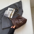 Dunkelbraune gefaltete Cloud-Tasche mit goldener Kette und Metallverzierung - Ohne Anhänger / Kaffeebraun