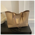 Detalle del bolso tote beige a cuadros con correas marrones y acabado elegante - Caqui