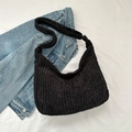 Minimalistische schwarze Cord-Hobo-Tasche mit breitem Gurt und weicher Textur - Schwarz