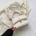Elegante bolso de mano blanco con cierre dorado y correa ajustable para hombro - Blanco