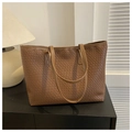 Détail macro du sac cabas en cuir tressé marron avec motif de tissage classique - Marron
