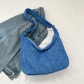 Sac hobo élégant en velours côtelé bleu avec texture rayée et bandoulière large - Bleu