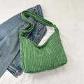 Grüne Cord Schultertasche für Damen in minimalistischer Halbmondform Design - Grün