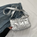 Gesteppte silberne Metallic-Umhängetasche mit verstellbarem breitem Textilgurt - Silber