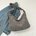 Sac hobo gris en velours côtelé de forme croissant avec une texture rayée douce - Gris