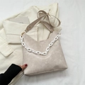 Borsa tote beige a pieghe con catena bianca decorativa su un blazer beige sobrio - Bianco Sporco