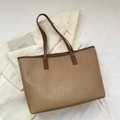 Große kamelbraune gewebte Shopper-Tasche mit schmalen braunen Henkeln im Design - Khaki