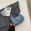 Bolso de hombro media luna en mezclilla azul con hebilla metálica y solapa imán - Azul