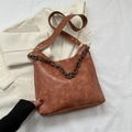 Borsa tote vintage in pelle marrone con dettaglio catena e tracolla regolabile - Marrone