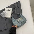 Bolso hobo de mezclilla azul lavado con forma de media luna y hebilla de metal dorado - Azul claro