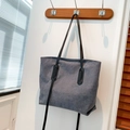 Borsa tote in velluto a coste grigio con manici neri appesa a un gancio in legno - Grigio