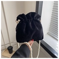 Detalle de bolso saco de pana negra con cadena de perlas blancas y herrajes oro - Negro