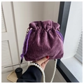 Detalle del bolso de pana morada con elegante cadena de perlas y textura de rayas - Morado