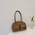 Borsa tote marrone vintage in ecopelle con doppie tasche anteriori su sfondo bianco minimal - Marrone