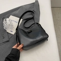 Borsa tote minimalista in morbida pelle nera con tracolla regolabile e logo Fashion - Nero senza Ciondolo