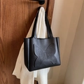 Grande borsa tote vintage nera con toppa a farfalla e finitura in pelle testurizzata - Nero