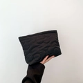 Bolso de mano negro acolchado con elegantes motivos florales grandes y un acabado suave - Negro