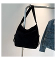Dettaglio della borsa tote in velluto a coste nero con texture a coste e tracolla - Nero