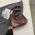 Borsa tote in morbida pelle marrone con texture vintage e tracolla bordeaux a contrasto - Caffè senza ciondolo