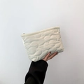 Elegante neceser de maquillaje beige con diseño floral acolchado y cremallera - Blanco