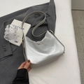 Borsa hobo in morbida pelle metallizzata argento con targhetta e tracolla - Argento Senza Ciondolo