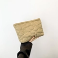 Bolso de mano acolchado caqui minimalista con motivos florales y diseño plano elegante - Caqui