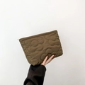 Bolso acolchado marrón oscuro con diseño floral, cremallera metálica y textura suave - Verde